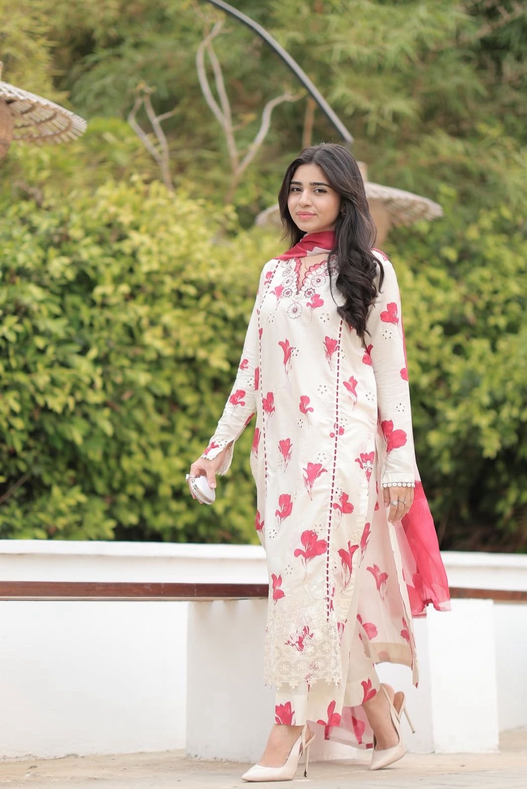 F4531A83-AC8B-41D6-86A9-25EC51F7C714.jpg Iznik Lawn 3pc - Image 1